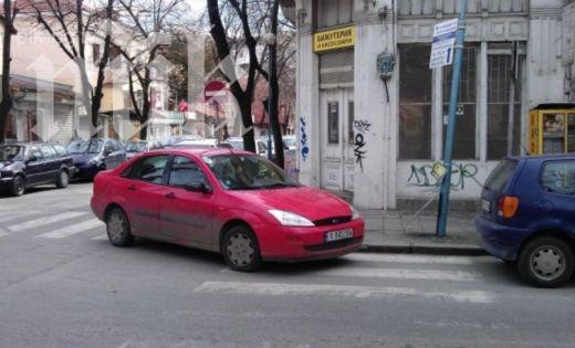 Наглец паркира върху две пешеходни пътеки