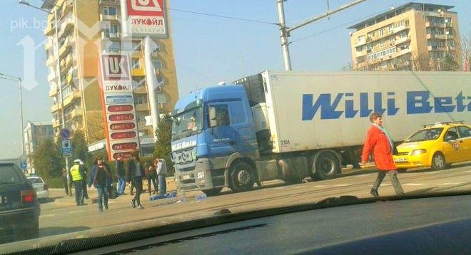 Само в ПИК: Блъснатият от ТИР в столицата мъж е в кома! Поставиха го на командно дишане!