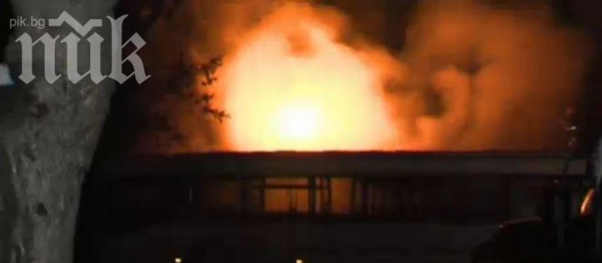 Нападнаха полицаи с бомба