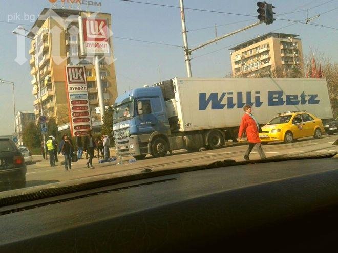 Само в ПИК! ТИР смаза човек на пешеходна пътека в столицата, цялото платно е в кръв (снимки)