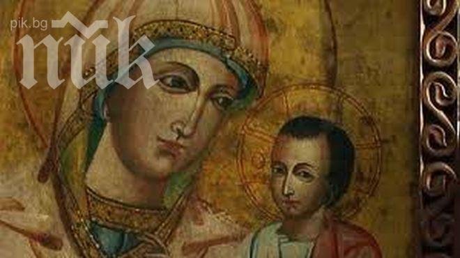 Чудото на Светещата Богородица привлича стотици вярващи! (видео)