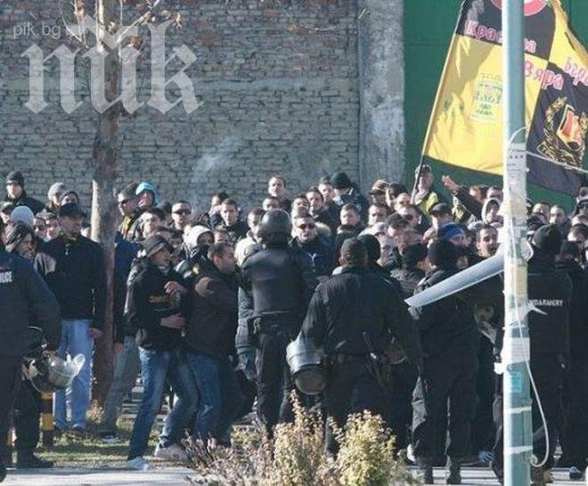 Предотвратиха масови мелета преди Вечното дерби, 98 задържани, удариха полицай с камък в главата