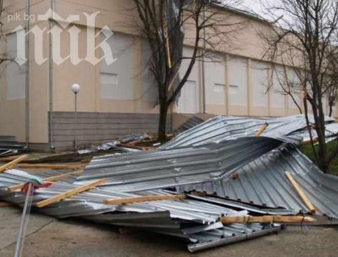 Мощният вятър отнесе покрив на магазин във Враца