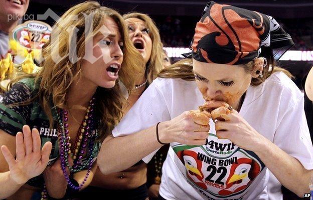 Крехка домакиня погълна 363 пилешки крилца (видео)