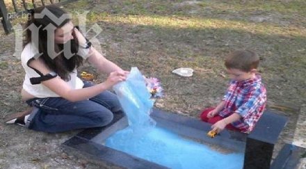 детенце три години играе мъртвото братче гроба