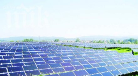 слънчеви панели работят облаци