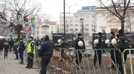 депутатите вече притесняват протестите оградите около махнати