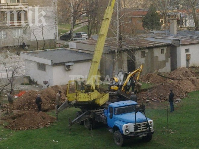Немарливост! Работници изпуснаха багер в изкоп  (снимки)
