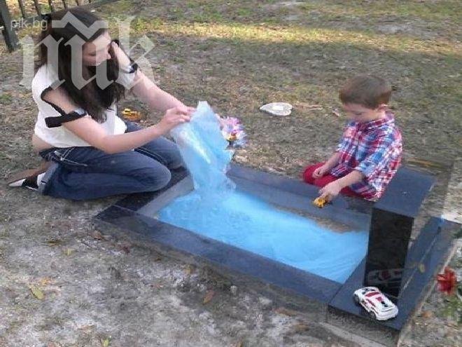 Детенце на три години си играе с мъртвото си братче върху гроба му
