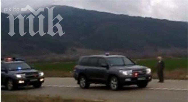 Премиерът Пламен Орешарски и кортежът му нахлуха на сватба, без да са канени (уникални снимки)