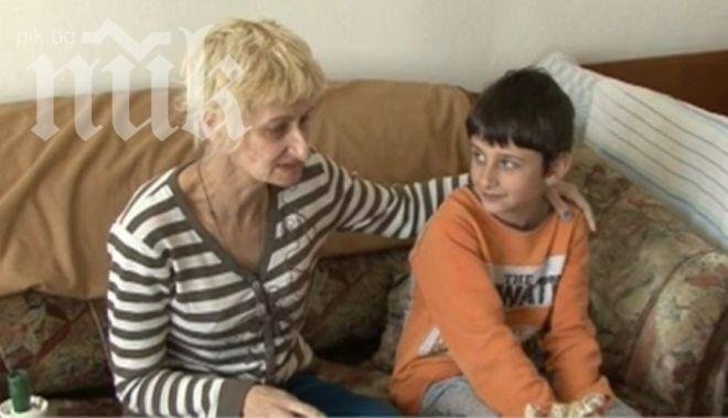 Драма! Българка гледа дете с 35 лева на месец, съучениците му се подиграват за старите дрехи