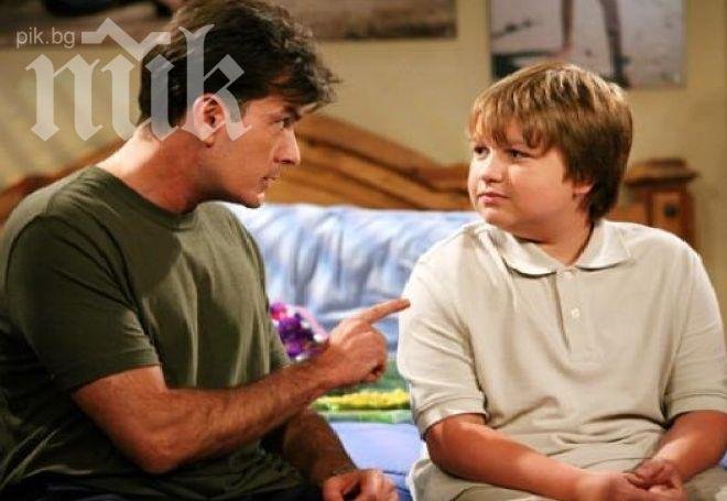 Хлапето от Двама мъже и половина става свещеник