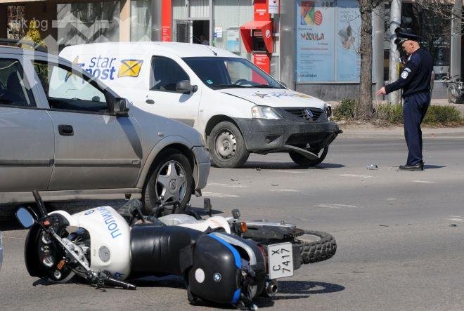 Какво става? Втори полицай на мотор катастрофира за последните 24 часа (снимки)