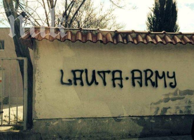 Ултраси на смърфовете надраскаха къщата на шеф на Ботев (Пд)