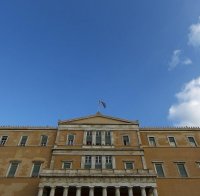 Гръцките чиновници още лапат по 16 заплати