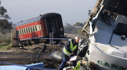 влак уби мъж поседнал релсите