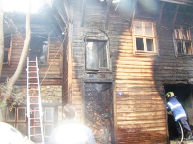 Къщата в Созопол запалена заради 600 лв. дълг