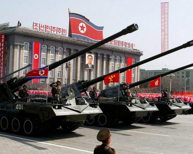 Пхенян разпространи книга с възхвали за Ким Чен-ун