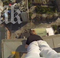 Смразяващо! Каскадьор стои на ръце на ръба на 40-етажна сграда (уникално видео)