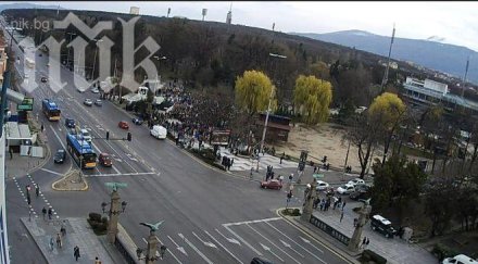 стотици вече орлов мост протестират карадере