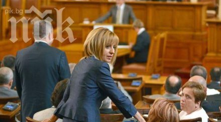 мая манолова цик работи законно намален състав президентът обяви война парламента