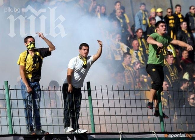 Цирк в Перник: Фенове на Миньор мятат предмети и бомбички, прогонват съперника