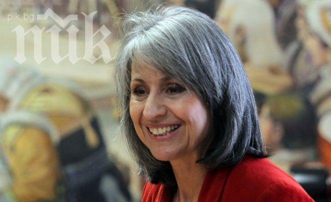Маргарита Попова: Единствено верният път за нас е мирна държава с единна нация. Маргарита Попова: Единствено верният път за нас е мирна държава с единна нация.