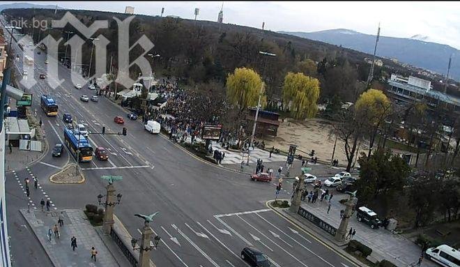 Стотици вече са на Орлов мост, протестират за Карадере