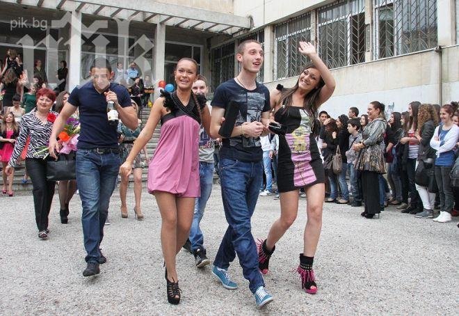 Студенти от Варна даряват балните си тоалети на нуждаещи се абитуриенти, включете се и вие!