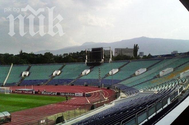 Срамота! Националният стадион Васил Левски вече месеци е без табло, на безхаберния шеф Георги Кузев явно не му пука