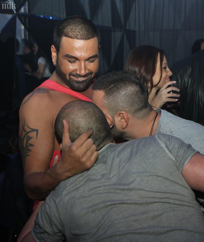 Потрес! Двама смучат силикона на Азис (снимка)
