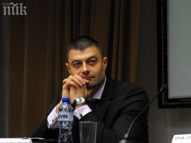 Бареков, кой ти плаща да лаеш и плюеш?