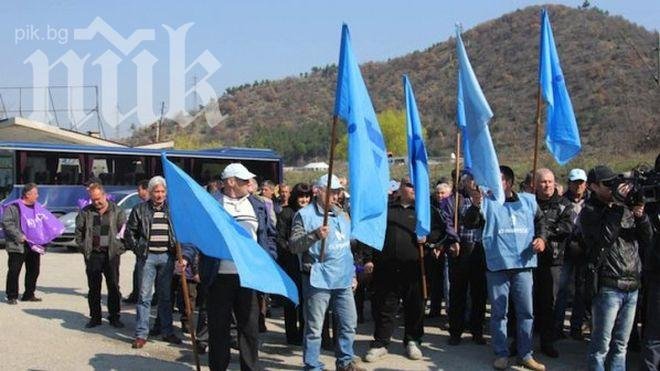 Двама от работниците в „Напоителни системи” прекратиха гладната си стачка