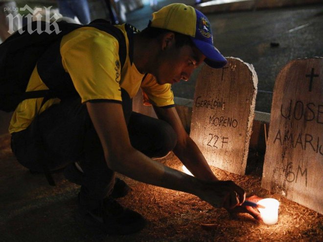 Двама души загинаха при стрелба по време на протести във Венецуела