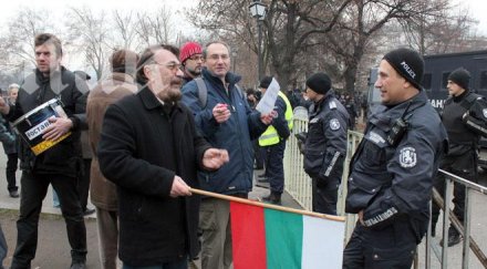 протестиращи освиркват народното събрание