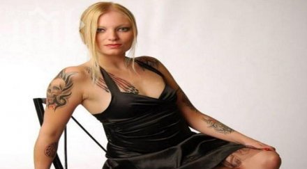 неонацистите изгониха порнозвезда партията спала негър