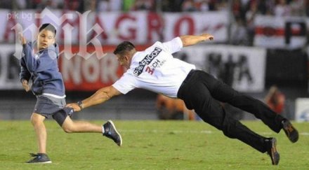 дете нахлу терена направи смях стюард мач ривър плейт видео