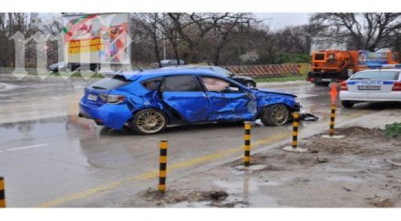 зрелищна катастрофа златни пясъци автомобил вряза челно друг насрещното снимки