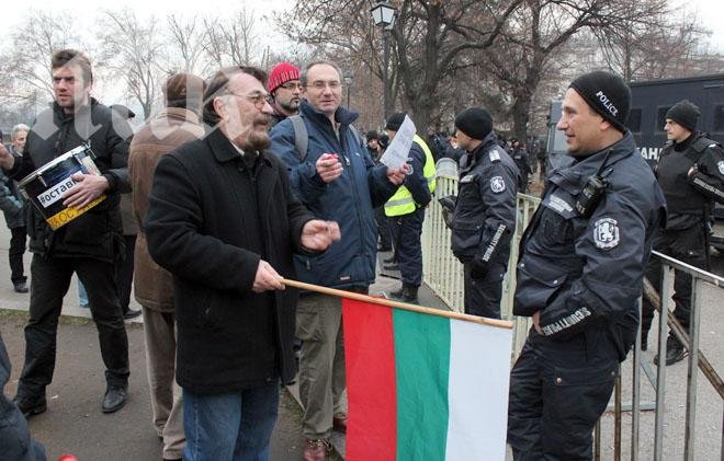 Протестиращи освиркват Народното събрание