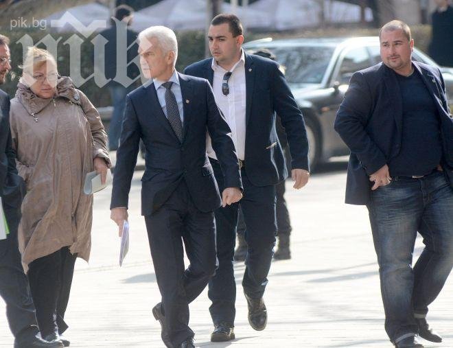 Голям смях! Депутатите на Волен още го пазят, когато влиза в парламента, всички се чудят от кого се плаши