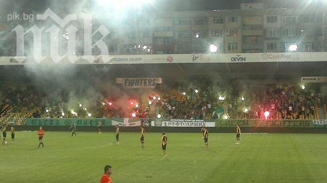 Пожар избухна на мача между Черноморец и Нефтохимик, полицията се мотае