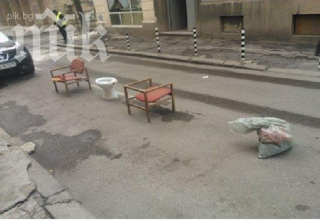 Ето как пазят място за паркиране пред ресторант в центъра на София (уникална снимка)