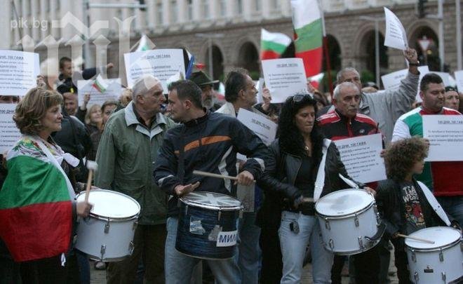 Протестите на „Атака” и ГЕРБ пред президентството ескалират, жена припадна!