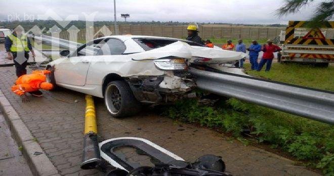 Футболист оцеля в ужасна катастрофа - мантинела проби колата му (снимки)
