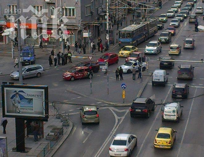 Кола на ресторантите Мистър Пица затапи бул. Патриарх Евтимий (снимки)