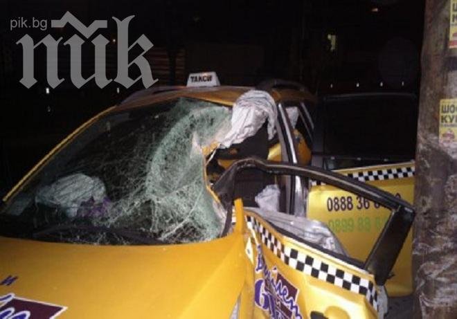 Такси мина на червено, удари кола и се заби със 120 км/ч в стълб! Мъж и жена са в реанимацията в Пловдив (снимки)