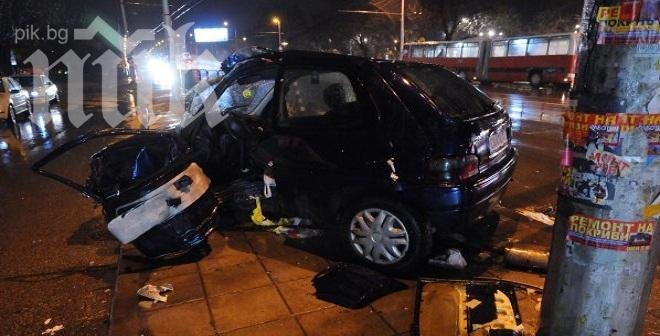 Вижте колата, която снощи се вряза в автобусна спирка (снимки)