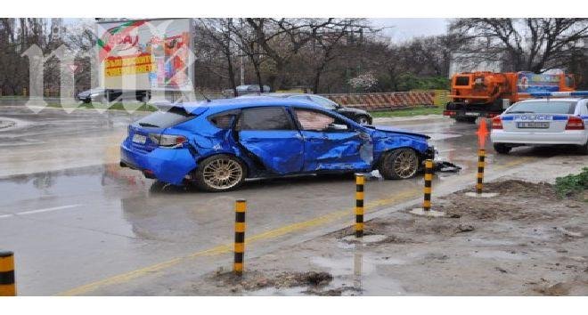Зрелищна катастрофа край Златни пясъци! Автомобил се вряза челно в друг в насрещното (снимки)