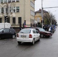 Кошмар в центъра на София! Кола помете от тротоара майка, двете й дъщери и мъж (обновена + снимки)