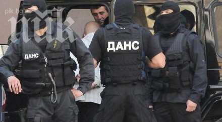 данс закопча двама охранители изнудване бизнесмен